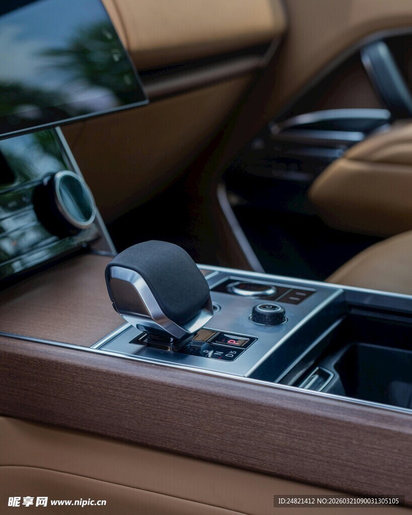 汽车精致内饰换挡杆特写