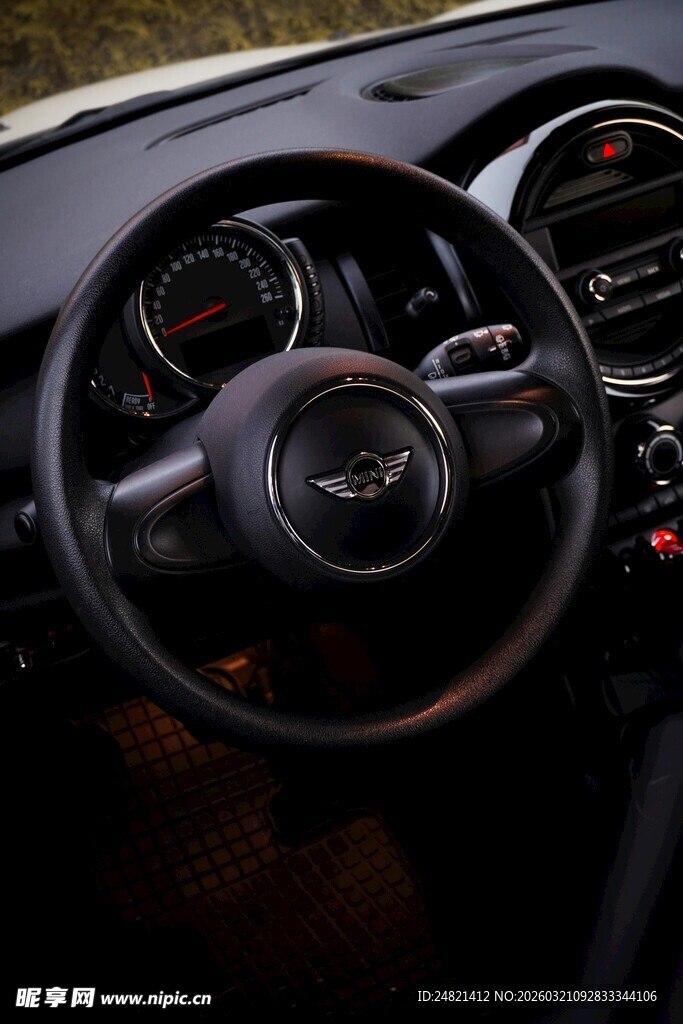 汽车驾驶舱内的精致方向盘