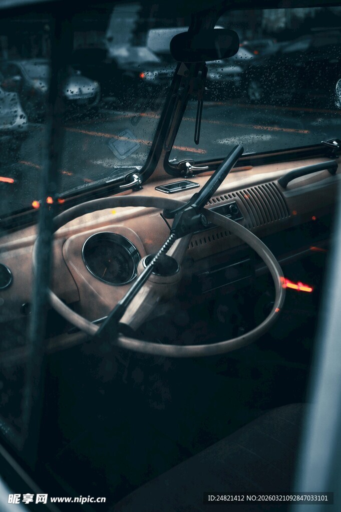 复古汽车驾驶舱内部特写