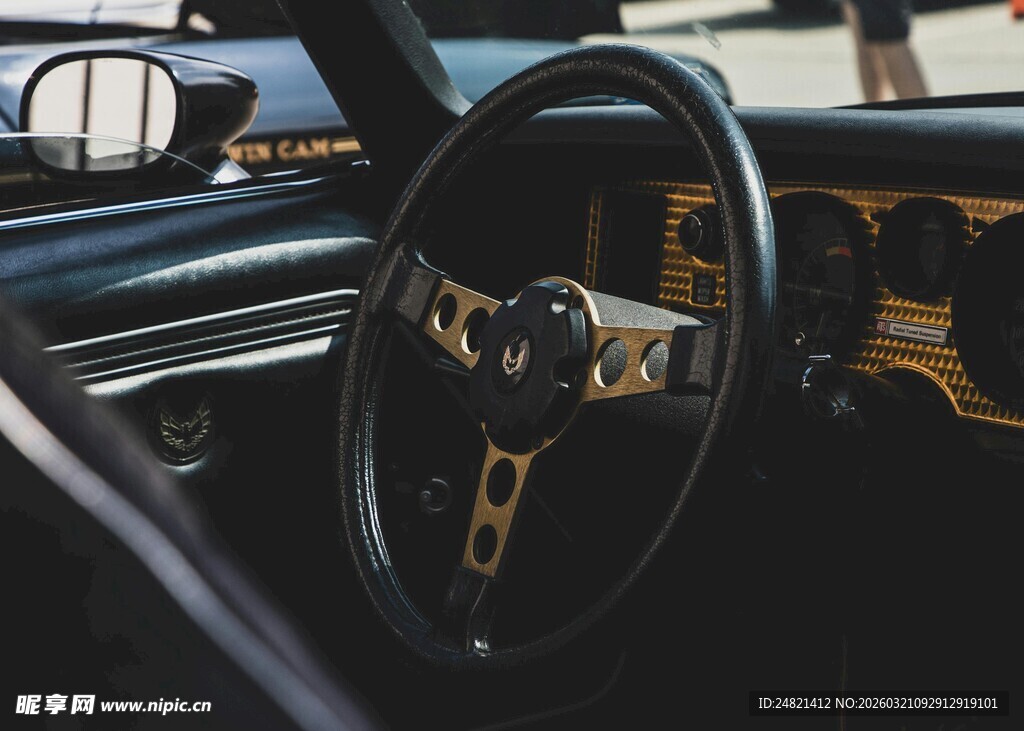 复古汽车方向盘特写