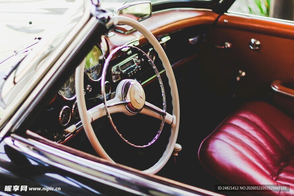 复古敞篷车的精致内饰