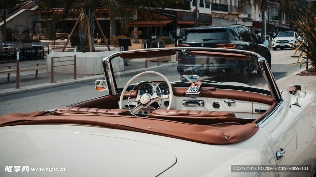 复古敞篷车的精致内饰