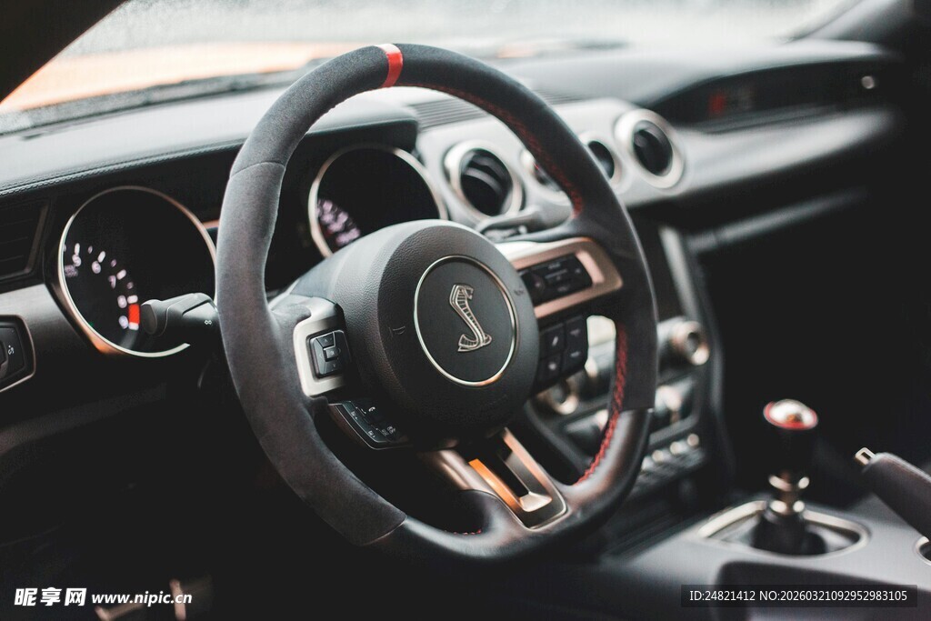 酷炫汽车驾驶舱内饰特写