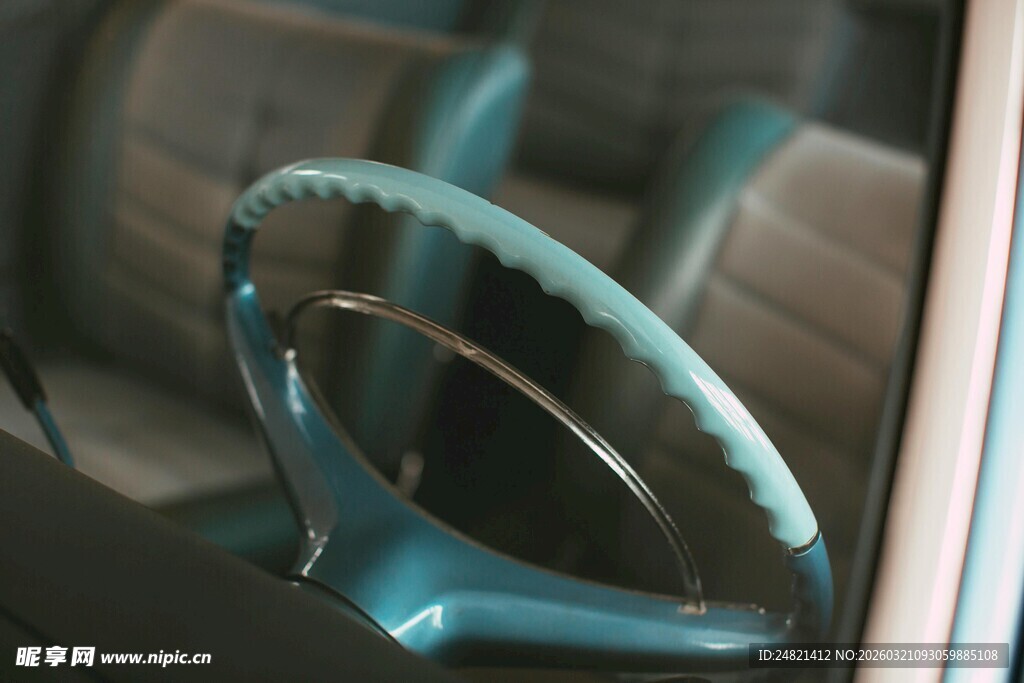 复古汽车的蓝绿色方向盘