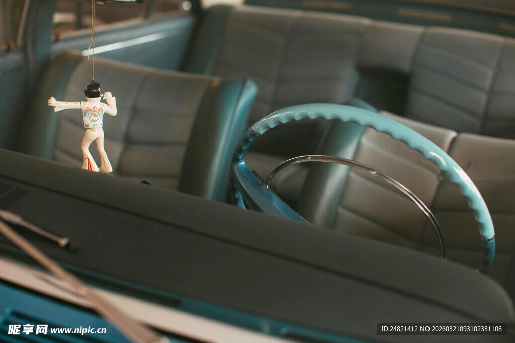 车内可爱小摆件与复古内饰