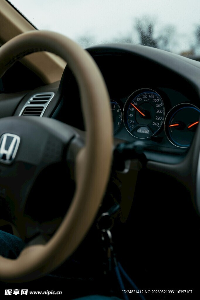 车内方向盘仪表盘特写