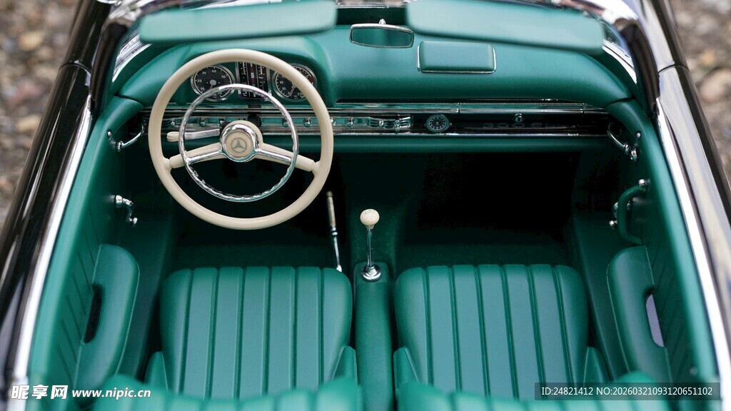 复古绿敞篷车内饰特写