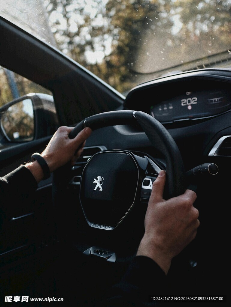 驾驶中的双手紧握方向盘
