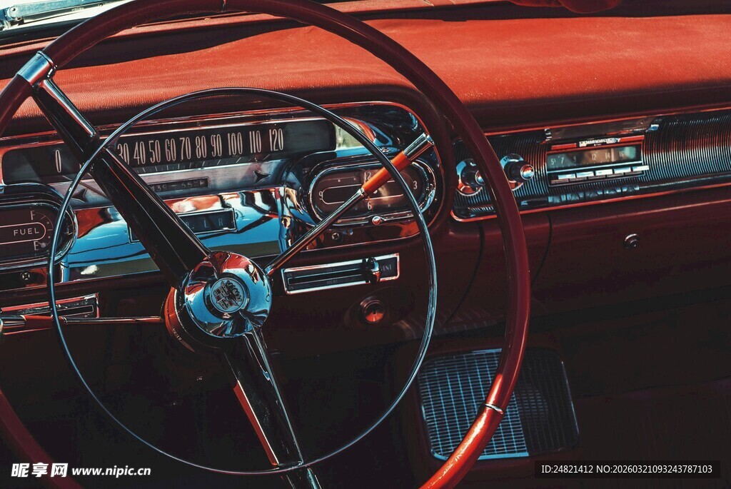 复古汽车驾驶舱内饰特写