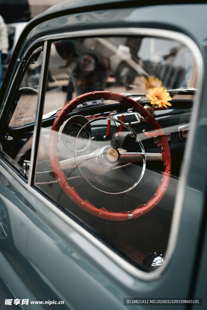 复古汽车内的精致方向盘