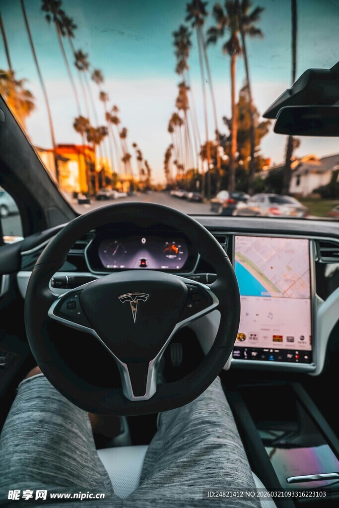 驾驶特斯拉欣赏沿途美景