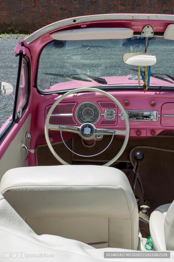 复古敞篷车内饰特写
