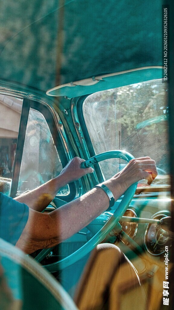 车内女子惬意伸展双腿