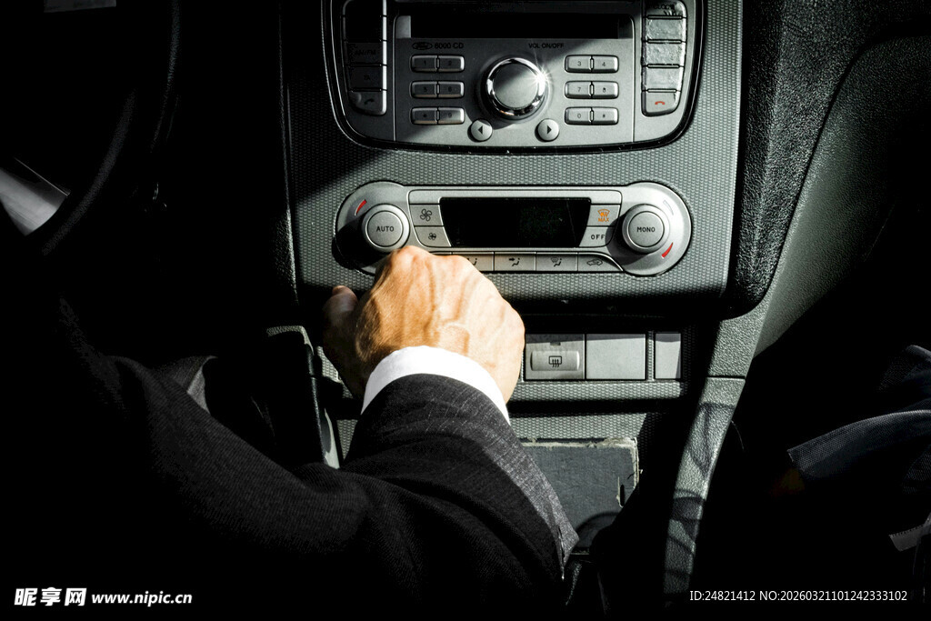 手握汽车换挡杆特写