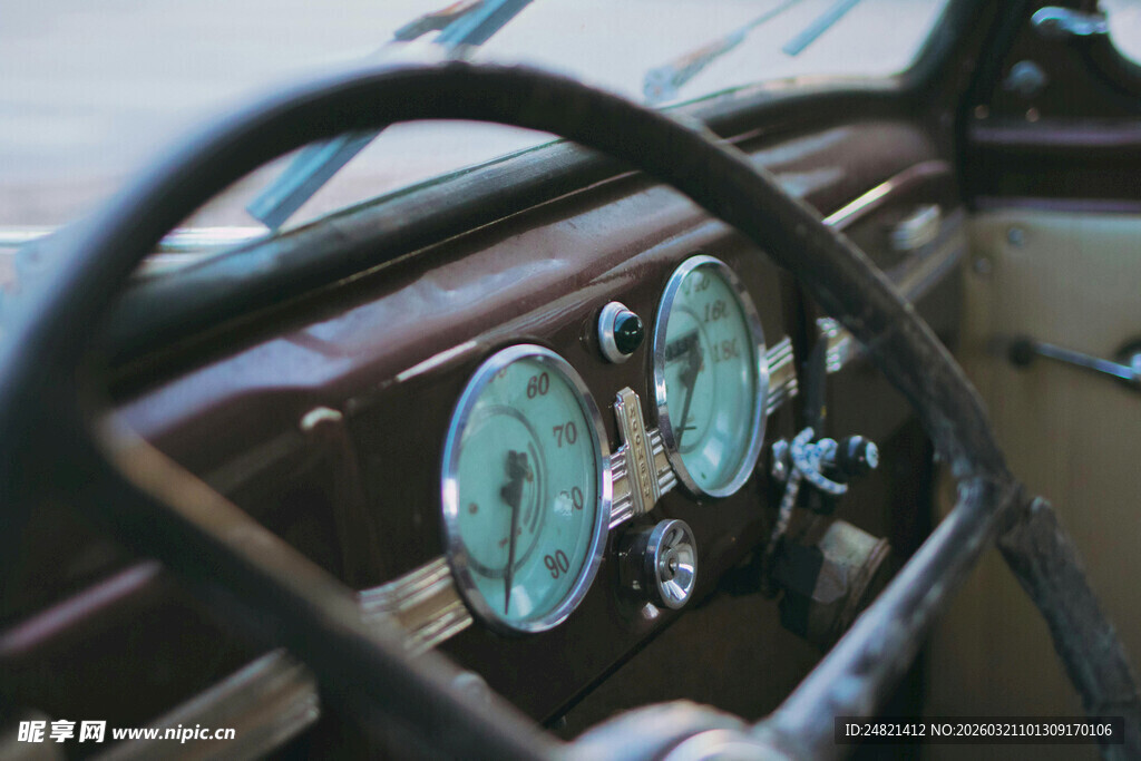 复古汽车仪表盘细节特写