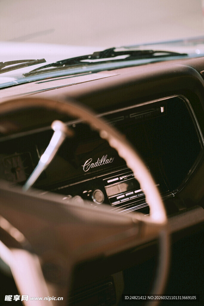 复古汽车驾驶舱内饰特写