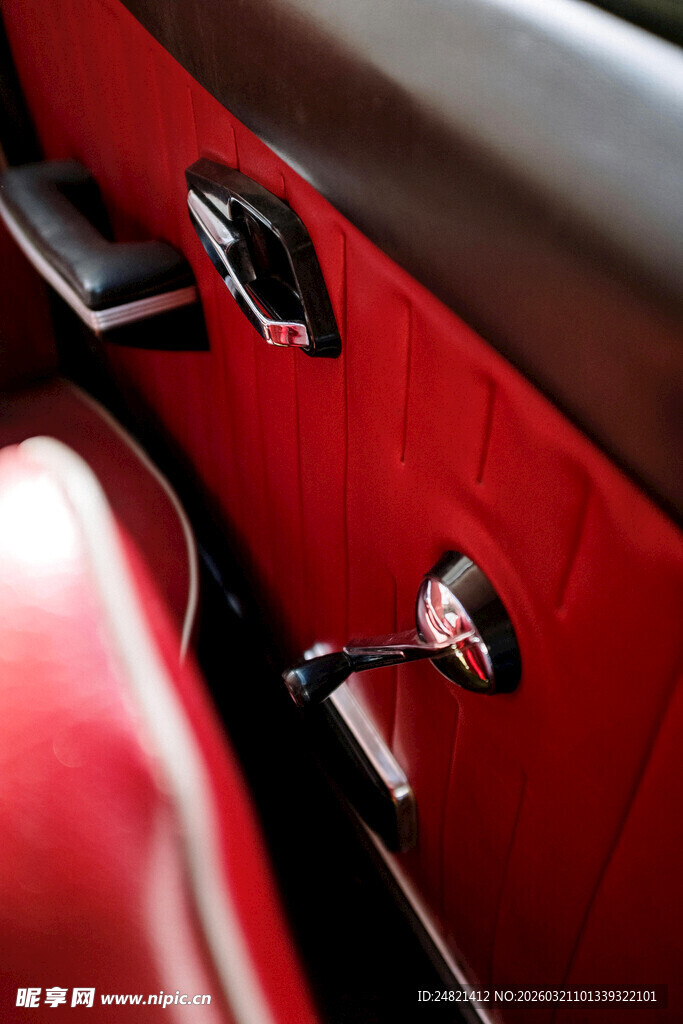 红色汽车内饰细节特写