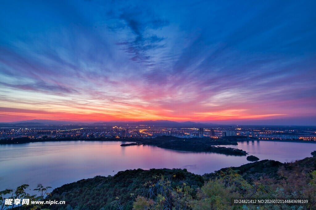 湖畔绚丽晚霞美景