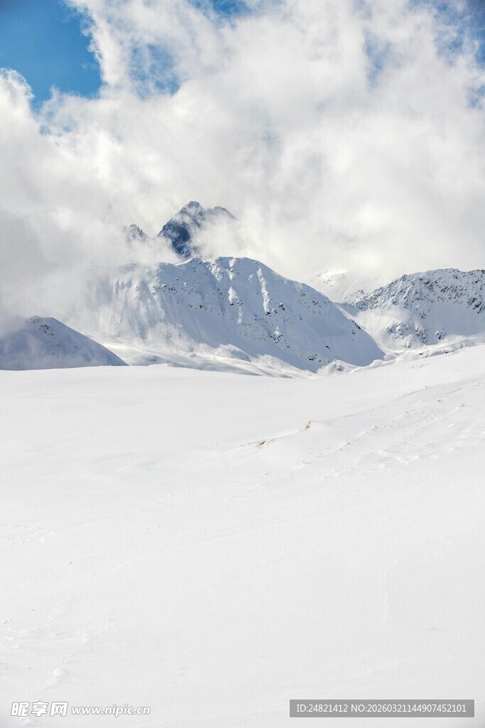 雪山之巅的空中滑雪瞬间