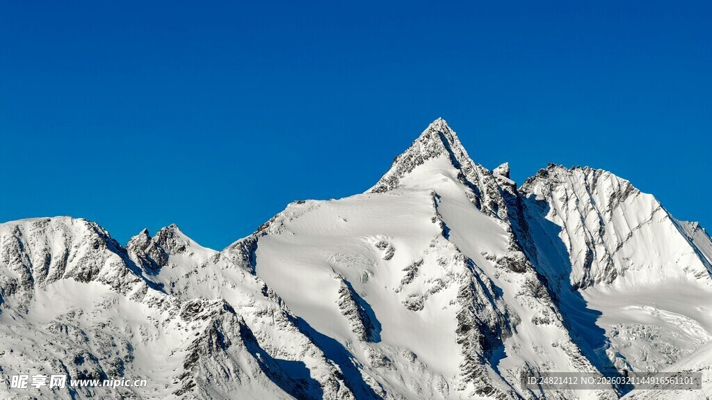 巍峨雪山映蓝天