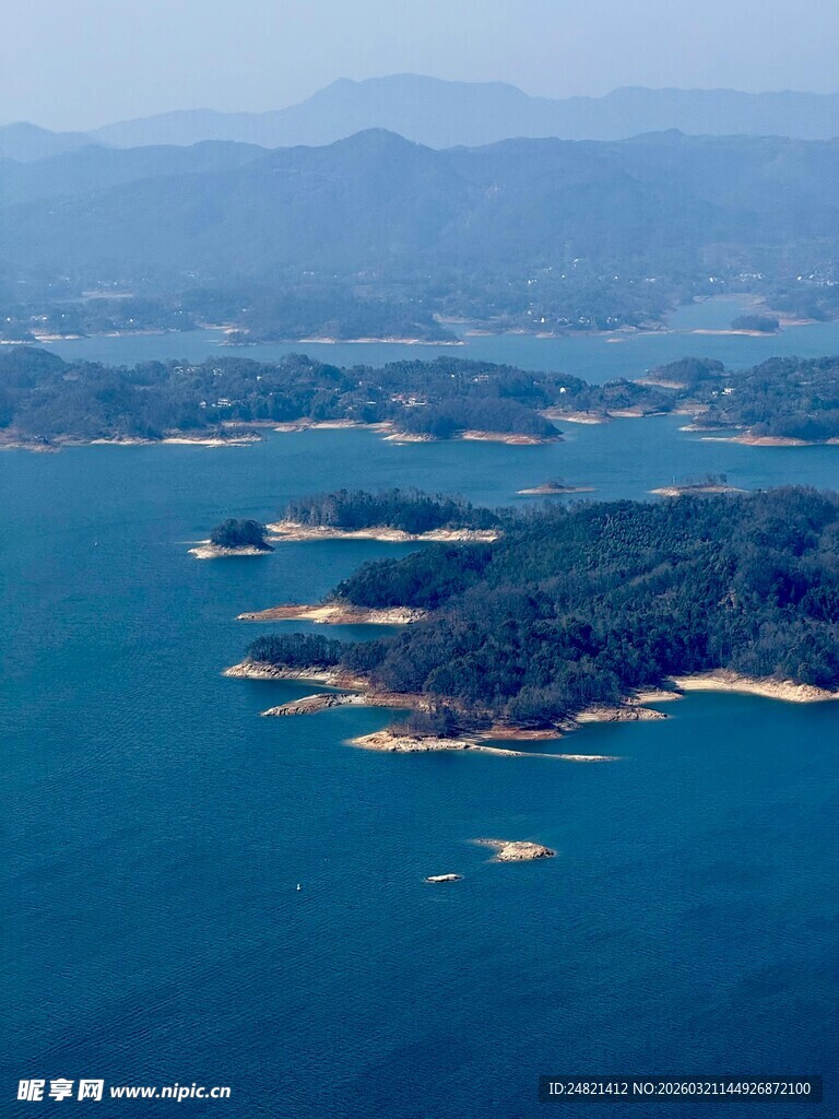 碧海环绕的葱郁岛屿