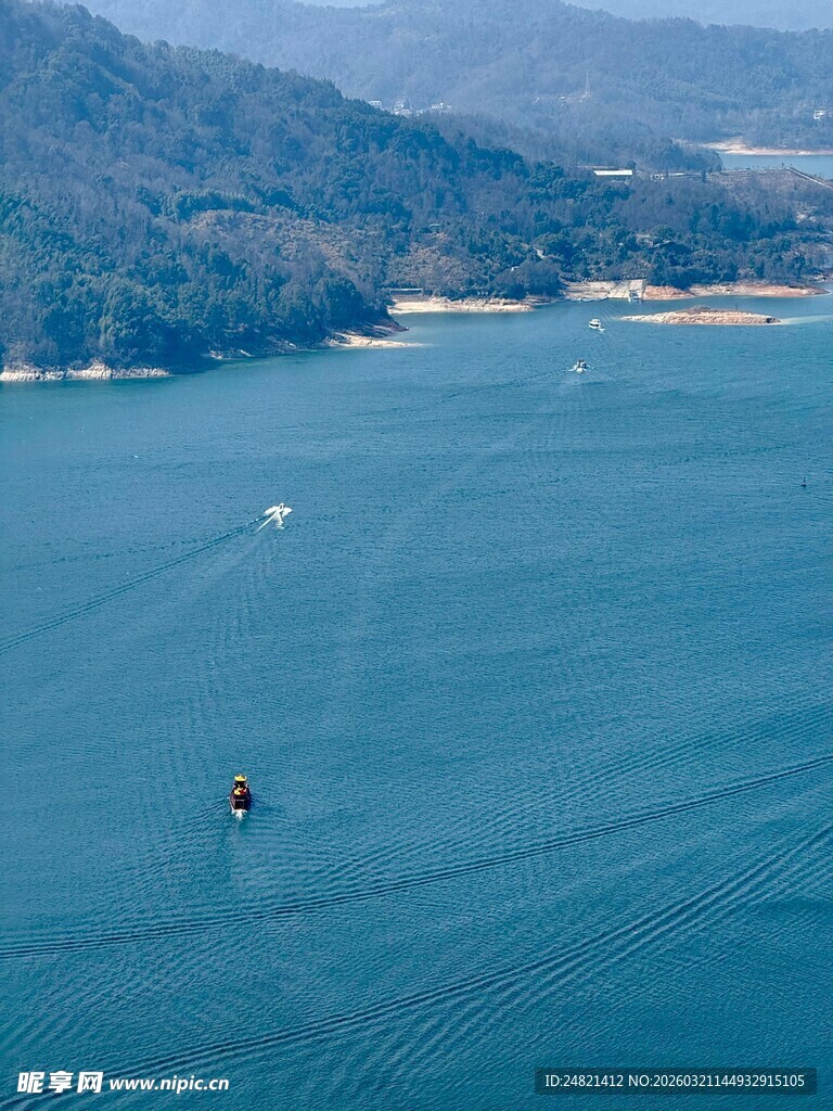 海上单人滑水运动场景