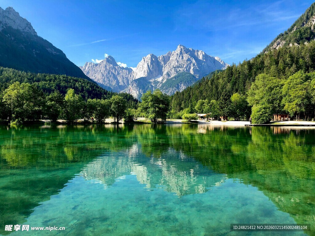 高山下的清澈碧绿湖泊