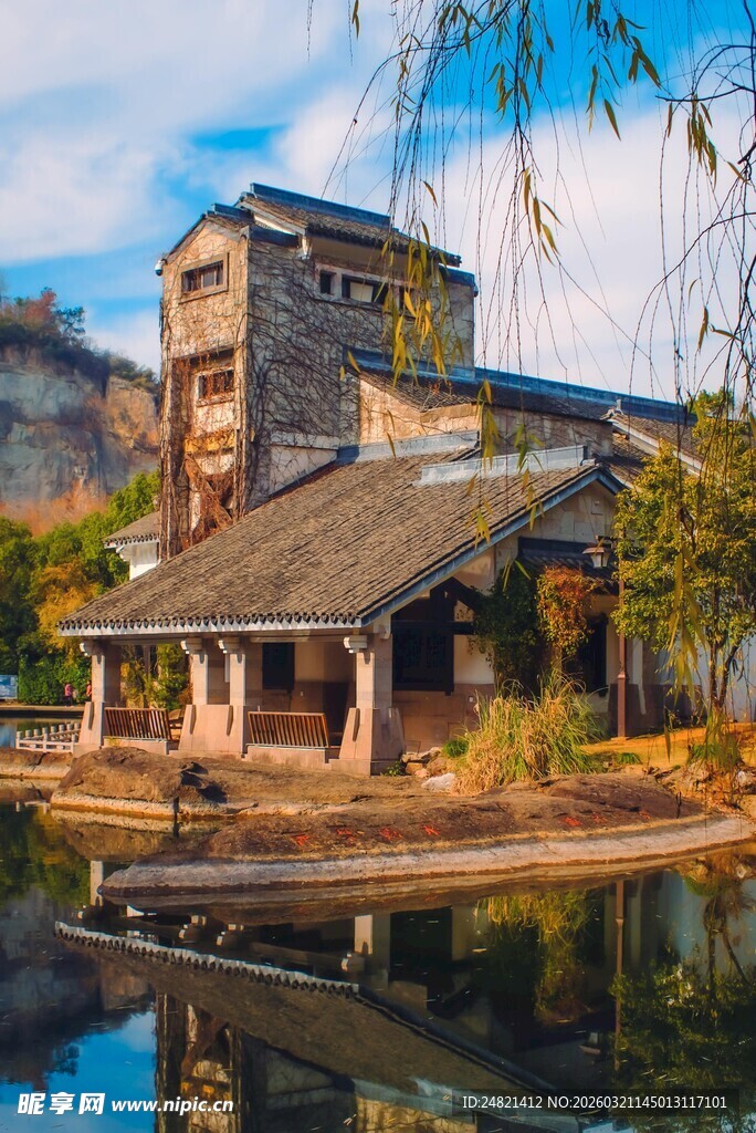 江南水乡古建筑倒影美景