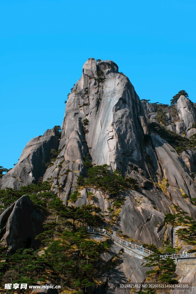 巍峨奇峰屹立蓝天之下