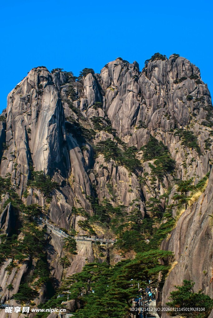 巍峨壮丽的险峻山峰