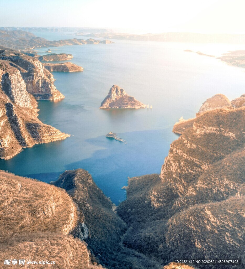 壮丽山水间的绝美湖景