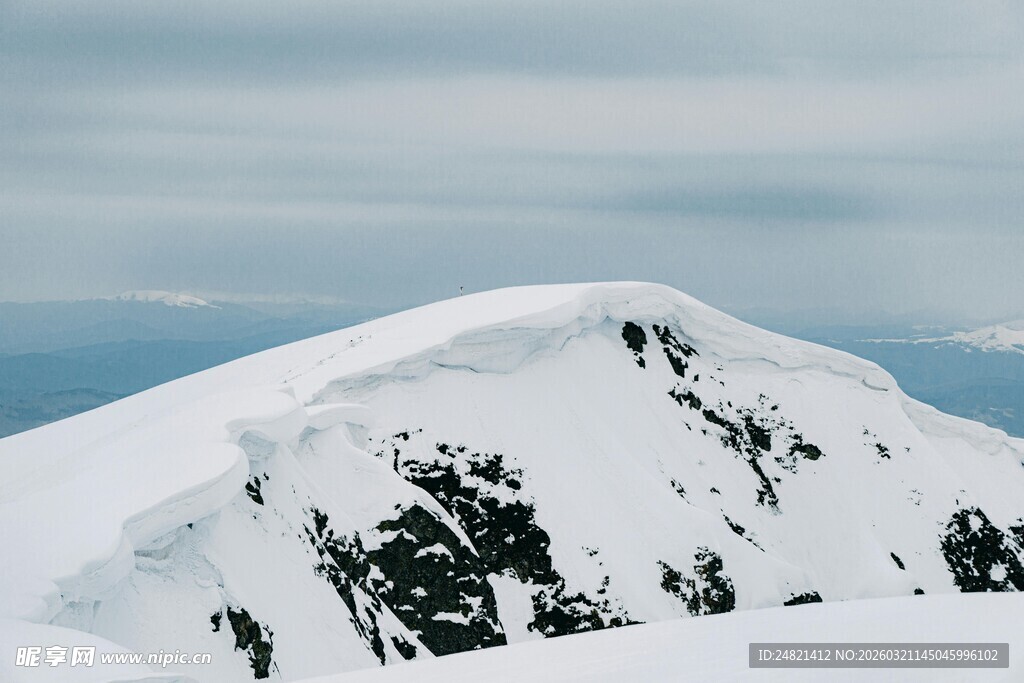 雪山之巅壮丽雪景