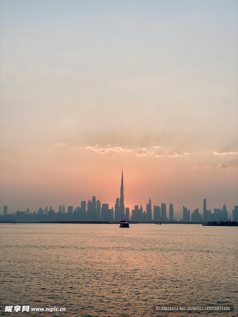 迪拜城市天际线与海面景观