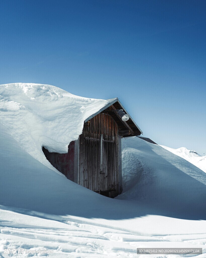 被雪掩埋的山间木屋
