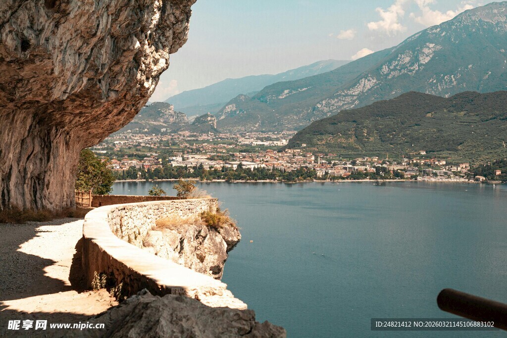 悬崖边的湖景风光