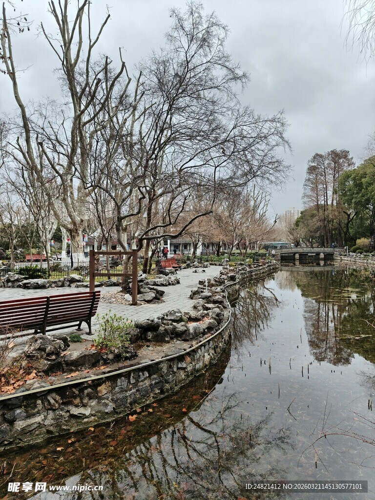 冬日静谧河畔公园景致