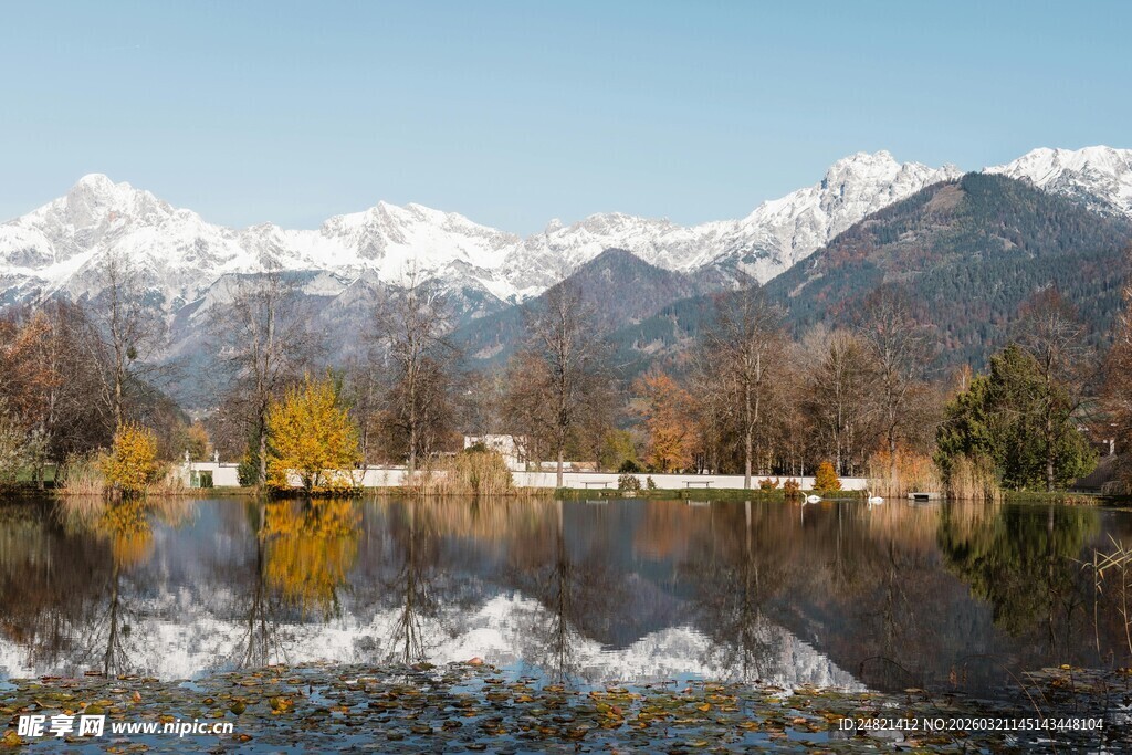 雪山湖畔秋景图