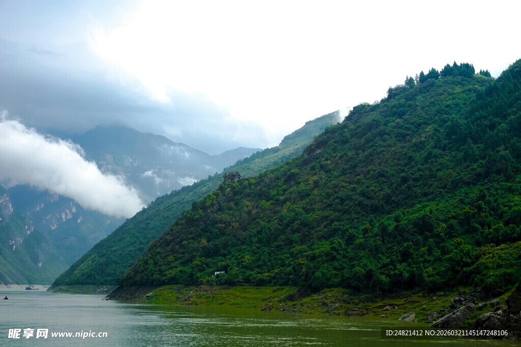 青山绿水间的秀丽江景