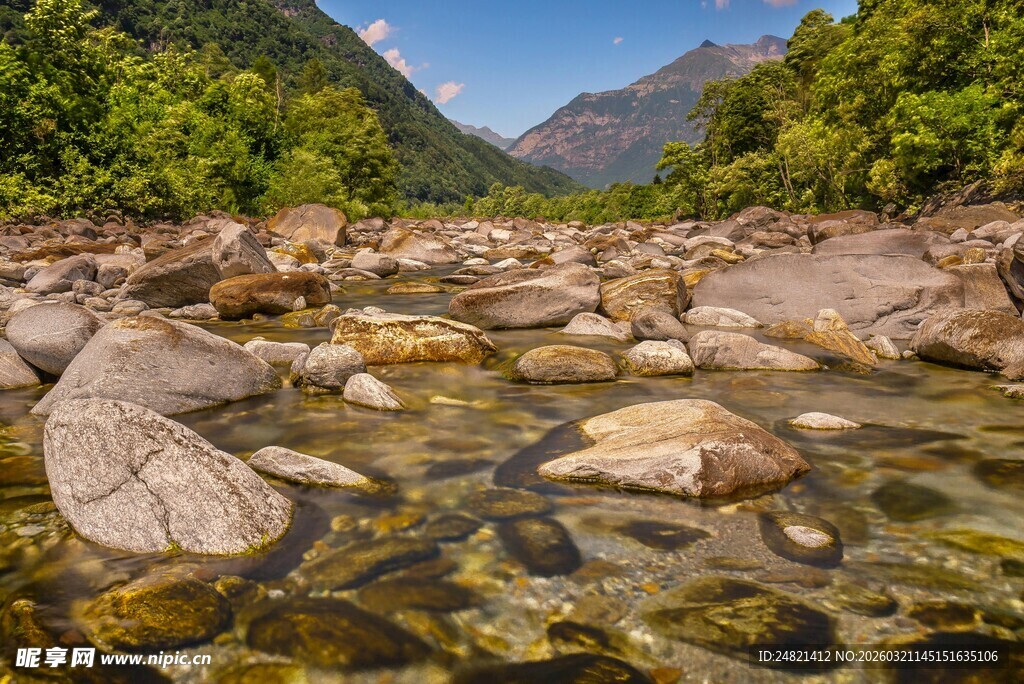 山间清澈溪流与嶙峋怪石