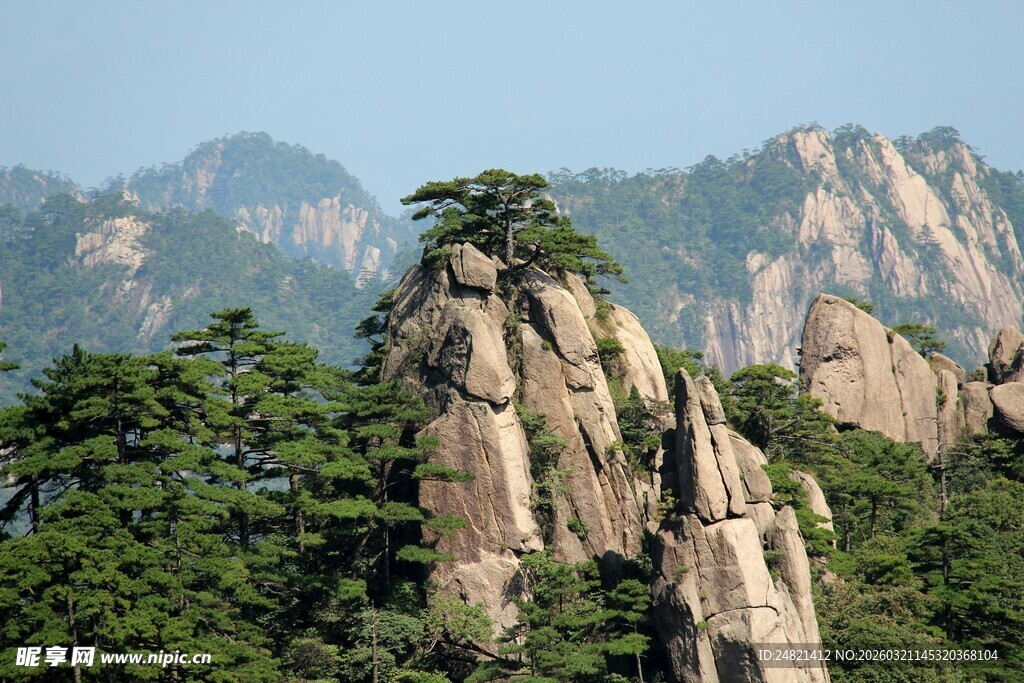 奇峰耸立的壮美山景