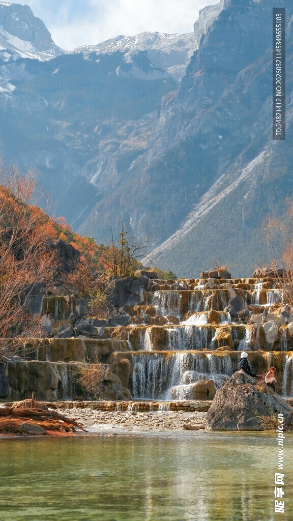 湖畔山间村落美景