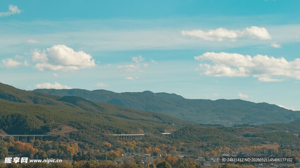 山峦叠翠的美丽自然风光