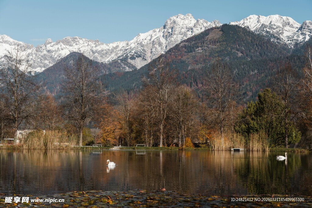 雪山倒映在静谧湖面上