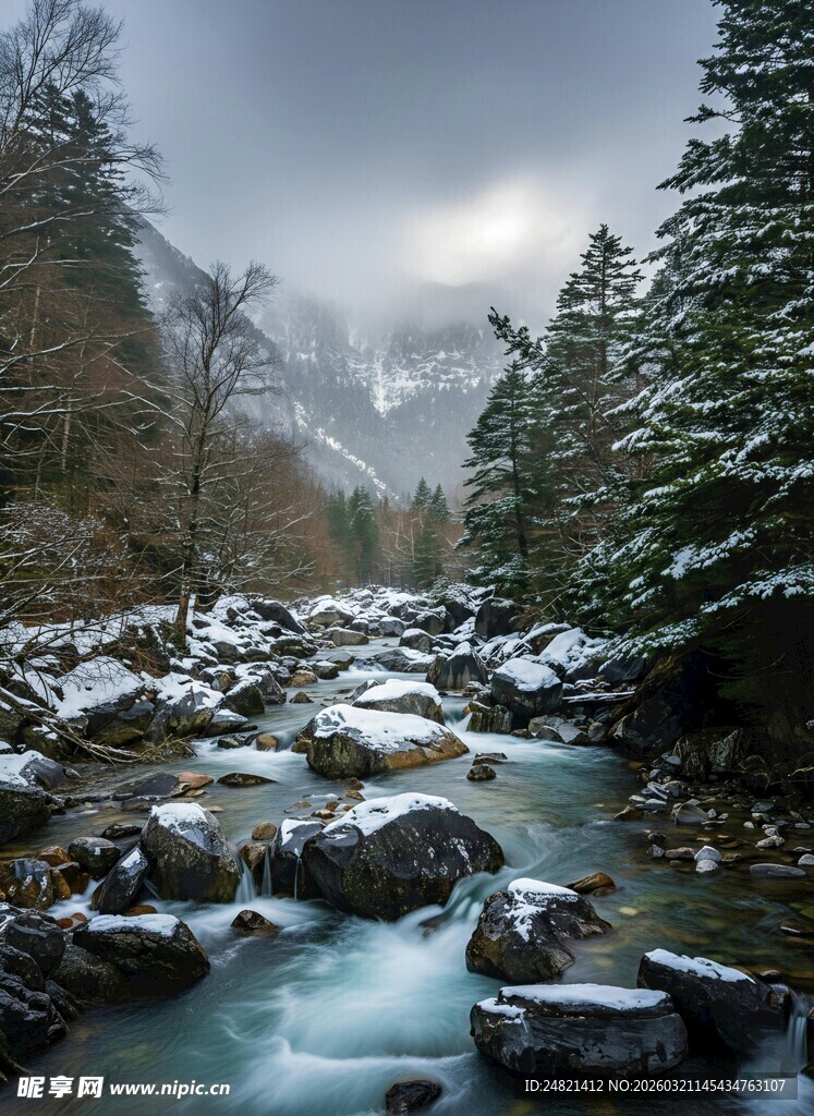 雪覆山林间的潺潺溪流