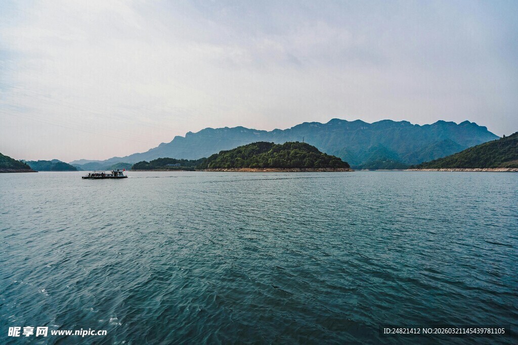 宁静湖景中的远山水面