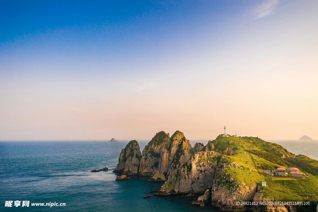海边嶙峋礁石与蓝天美景