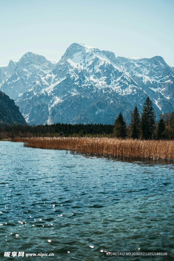 雪山下的宁静湖水