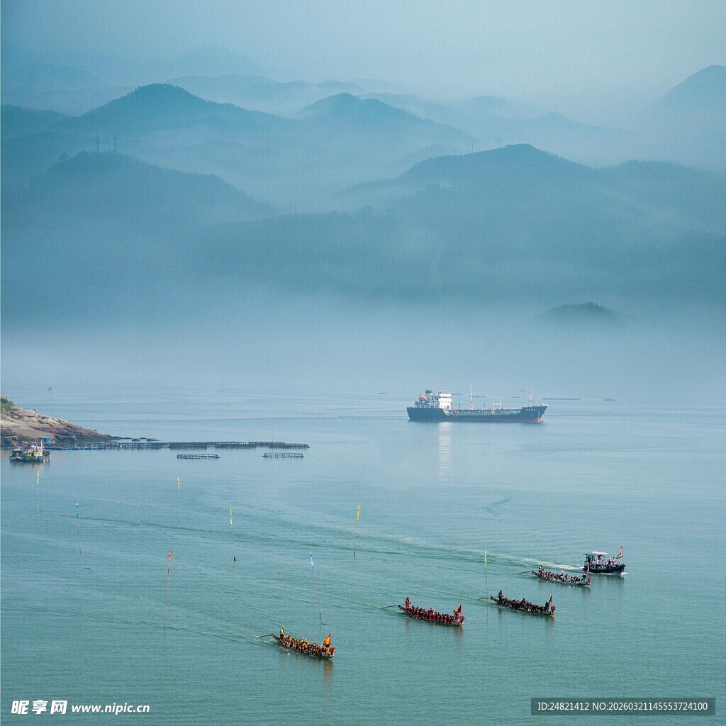 海上渔船与朦胧远山之景