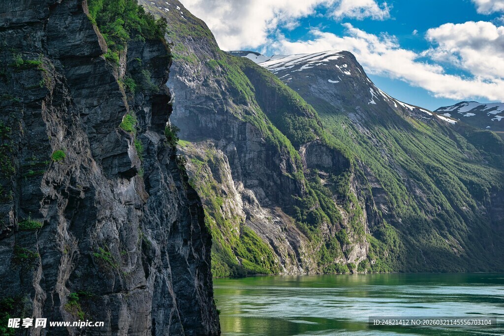 高山湖畔壮丽自然景观
