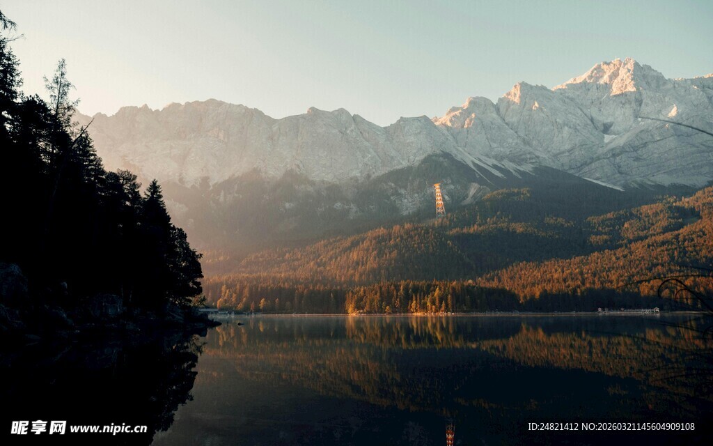 湖畔山林间的壮美山景